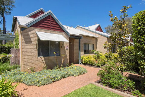 Bayshore Beachside Resort - Hotel Accommodation 1