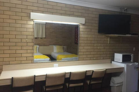 Blue Violet Motor Inn - Hotel Accommodation 6