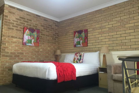 Blue Violet Motor Inn - Hotel Accommodation 5