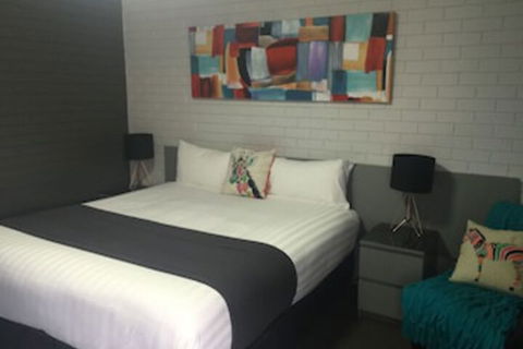 Blue Violet Motor Inn - Hotel Accommodation 0