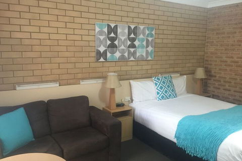 Blue Violet Motor Inn - Hotel Accommodation 4