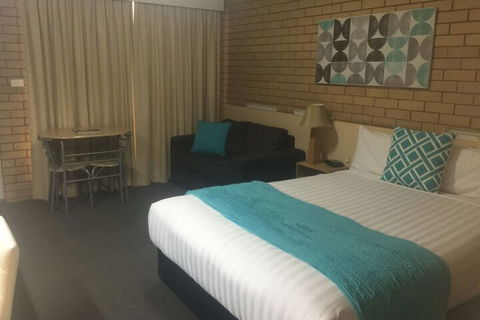 Blue Violet Motor Inn - Hotel Accommodation 7