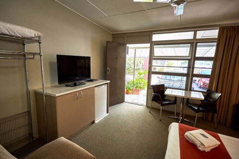 Anchorage Motor Inn - Hotel Accommodation 2