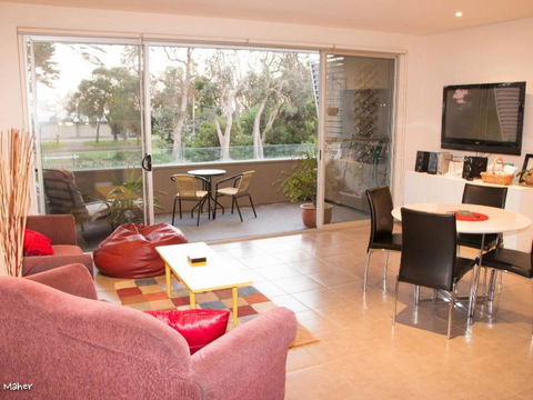 Westend Apartment At The Beach - Hotel Accommodation 6
