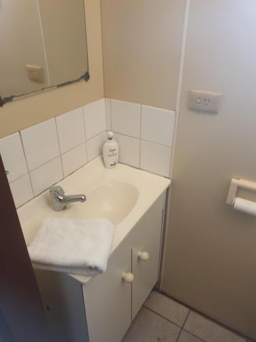 Newell Hwy Caravan Park - Hotel Accommodation 4