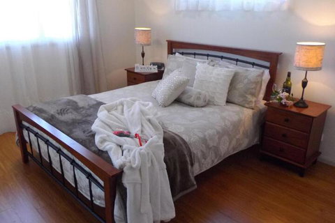 Tinaroo Sunset Retreat - Hotel Accommodation 7