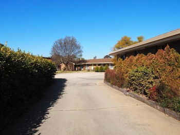 Jacaranda Motel & Holiday Units - Hotel Accommodation 1