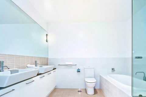 Breeze Beachfront Apartments - Hotel Accommodation 3