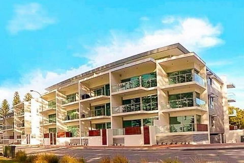 Breeze Beachfront Apartments - Hotel Accommodation 1