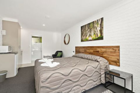 Beachmere Palms Motel - Hotel Accommodation 0