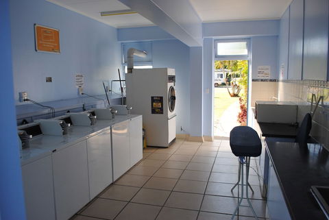 Riverside Tourist Park - Hotel Accommodation 3