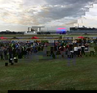 Moe Racing Club - Hotel Accommodation