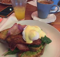 Towradgi Beach Hotel  Waves - Hotel Accommodation