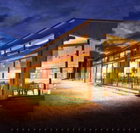 Fowles Wine - Hotel Accommodation