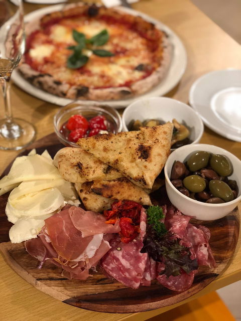 Pier Front Pizzeria - Hotel Accommodation 1