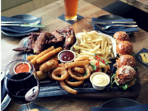 Ducks Nuts Bar & Grill - Hotel Accommodation 0