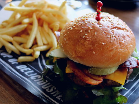 Ducks Nuts Bar & Grill - Hotel Accommodation 2