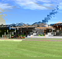 Two Rivers Wines - Hotel Accommodation