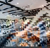 Far Meadow Table - Hotel Accommodation