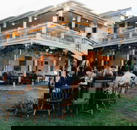 Mavis's Kitchen and Cabins - Hotel Accommodation