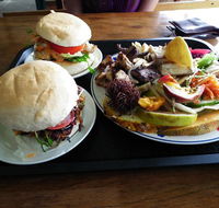 Big Barramundi BBQ Garden - Hotel Accommodation