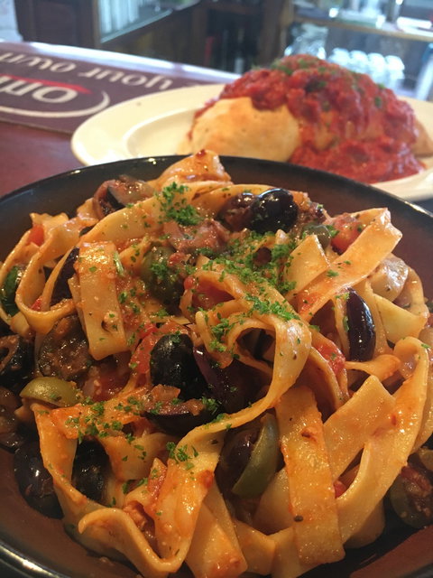 Eat-a-Pizza - Hotel Accommodation 1