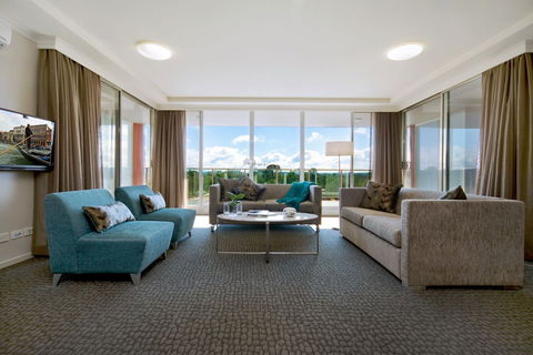 Pacific Suites Canberra - Hotel Accommodation 1