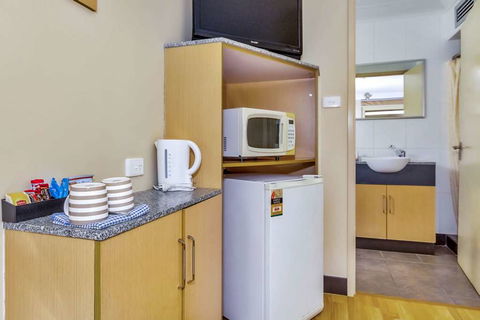 Econo Lodge Karratha - Hotel Accommodation 9