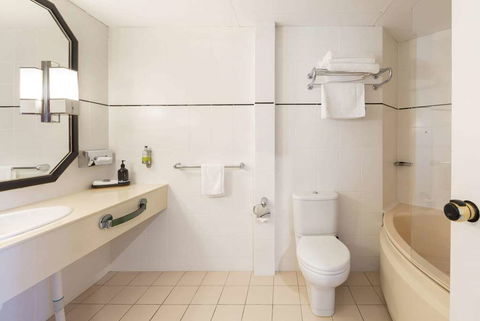 Ramada By Wyndham Diplomat Canberra - Hotel Accommodation 11