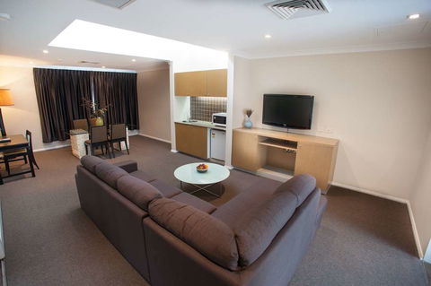 Ramada Hotel & Suites Sydney Cabramatta - Hotel Accommodation 8
