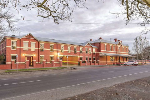 Lake Inn Ballarat - Hotel Accommodation 1
