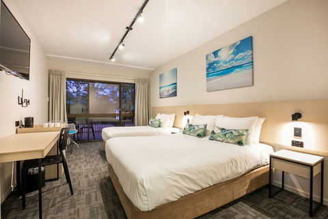 Kawana Waters Hotel by NightCap - Hotel Accommodation 2