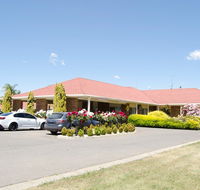 Pines Country Club Motor Inn - Hotel Accommodation
