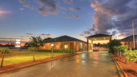 Bushmans Motor Inn - Hotel Accommodation 1