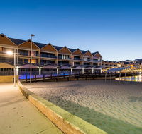 Dolphin Quay Apartment Hotel - Hotel Accommodation