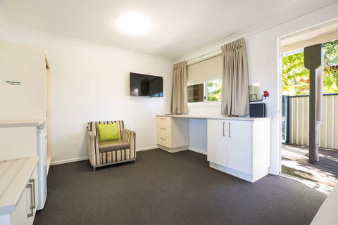 Nightcap at Golden Beach Tavern - Hotel Accommodation 2