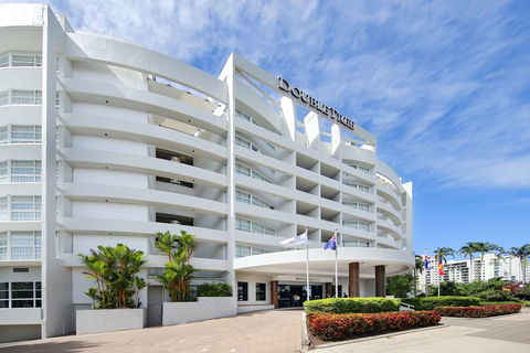 DoubleTree by Hilton Cairns - Hotel Accommodation 0