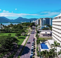 Holiday Inn Cairns Harbourside - Hotel Accommodation