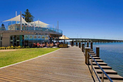 Lakeside Waterfront Apartment The Entrance - Hotel Accommodation 40