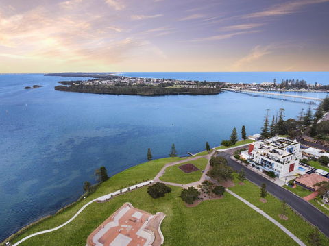 Lakeside Waterfront Apartment The Entrance - Hotel Accommodation 18