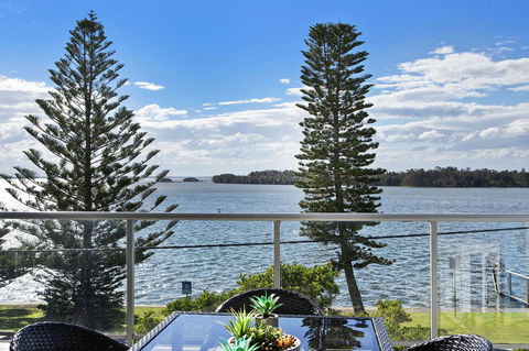 Lakeside Waterfront Apartment The Entrance - Hotel Accommodation 29