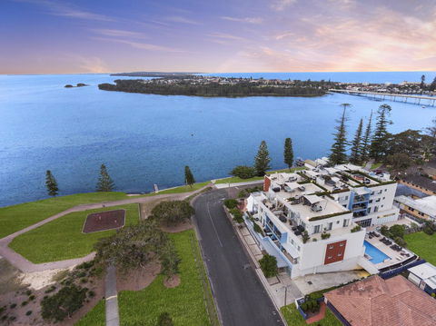 Lakeside Waterfront Apartment The Entrance - Hotel Accommodation 17