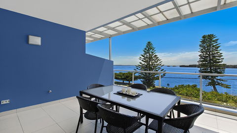 Lakeside Waterfront Apartment The Entrance - Hotel Accommodation 32