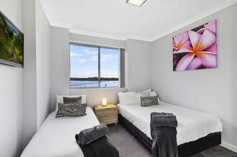 Lakeside Waterfront Apartment The Entrance - Hotel Accommodation 10