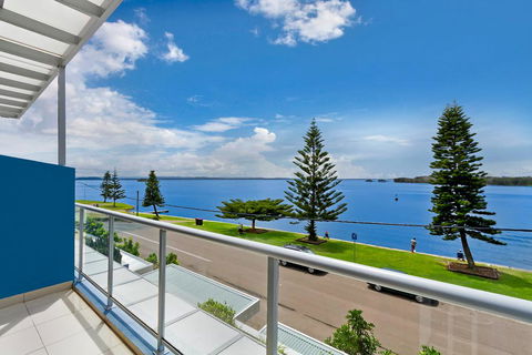 Lakeside Waterfront Apartment The Entrance - Hotel Accommodation 33