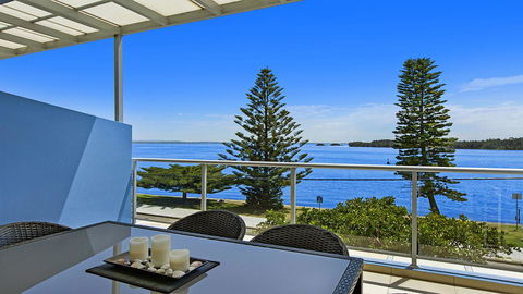 Lakeside Waterfront Apartment The Entrance - Hotel Accommodation 0