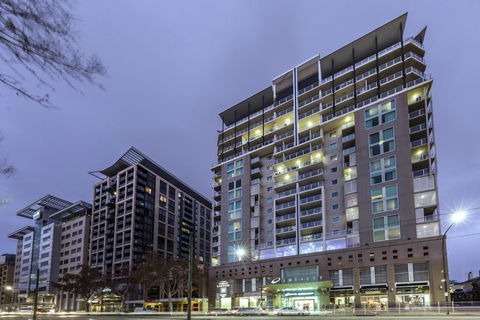 Oaks Adelaide Embassy Suites - Hotel Accommodation 0