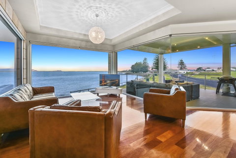 Aloha Waterfront Properties - Hotel Accommodation 4