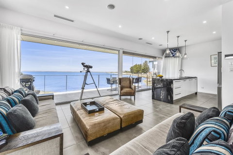 Aloha Waterfront Properties - Hotel Accommodation 3