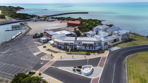 Aloha Waterfront Properties - Hotel Accommodation 1